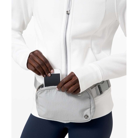 NWT Lululemon Everywhere Belt Bag Silver Drop Gray Extended Strap Fanny Pack - Picture 4 of 5